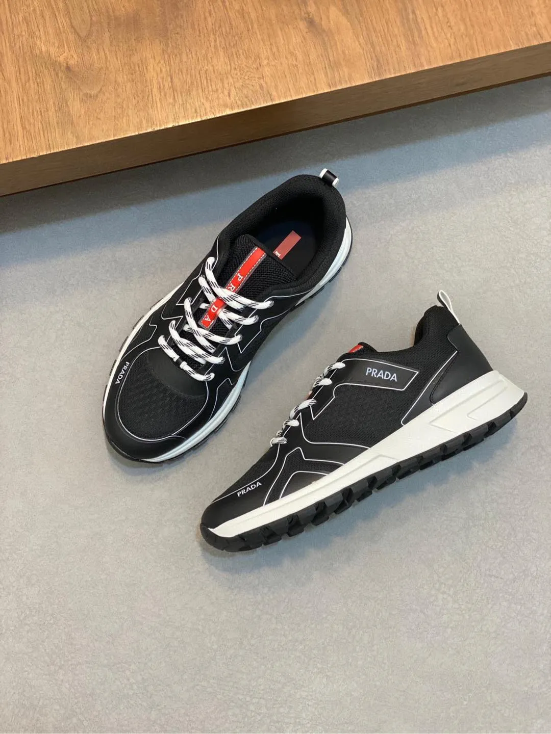 Men's Men's Shoes 💰780 Prada/Prada Men's Leather Casual Sports Shoes, great products made in Guangzhou! Made of imported solid-color calfskin stitched with mesh cowhide upper, three-dimensional geometric segmentation, precision manufacturing, even stitching, the leather texture can be seen at a glance, multi-color splicing, fashionable and generous, soft, comfortable and breathable, decorated with the PRADA letter logo on the outside. The tongue is decorated with the classic letter logo, and the heel is decorated with a fabric strap. It is a classic sports shoe shape of the P family, with a fabric lining, a cowhide footbed with a silver logo, and an exclusive rubber outsole of the P family. The details are carefully crafted, making it a versatile item for travel! Comes with original box and dust bag! Multiple colors available! Size: 39-40-41-42-43-44 standard leather shoe size